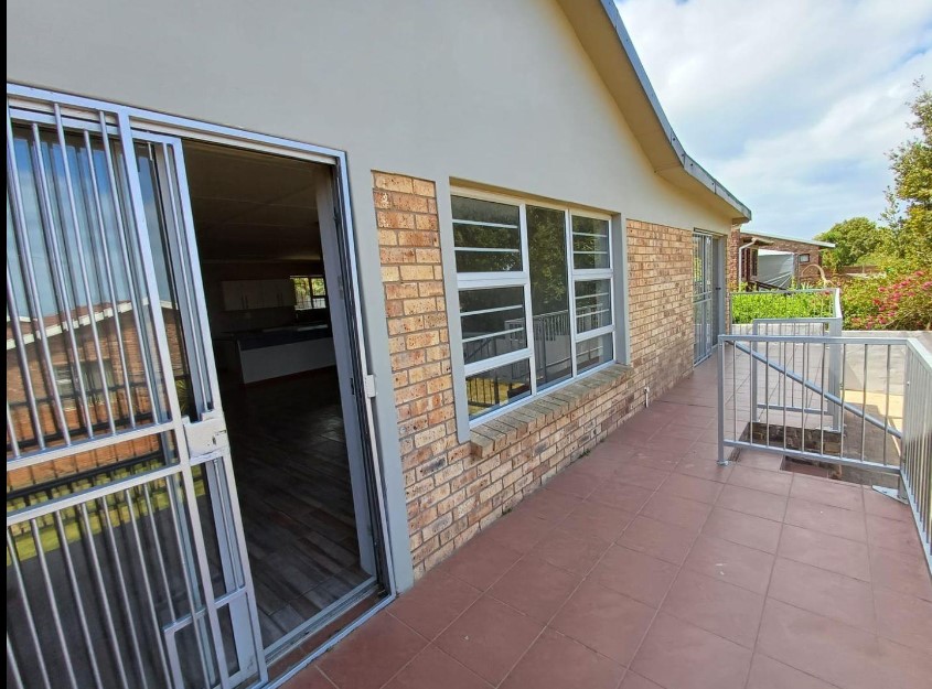 3 Bedroom Property for Sale in Wavecrest Eastern Cape